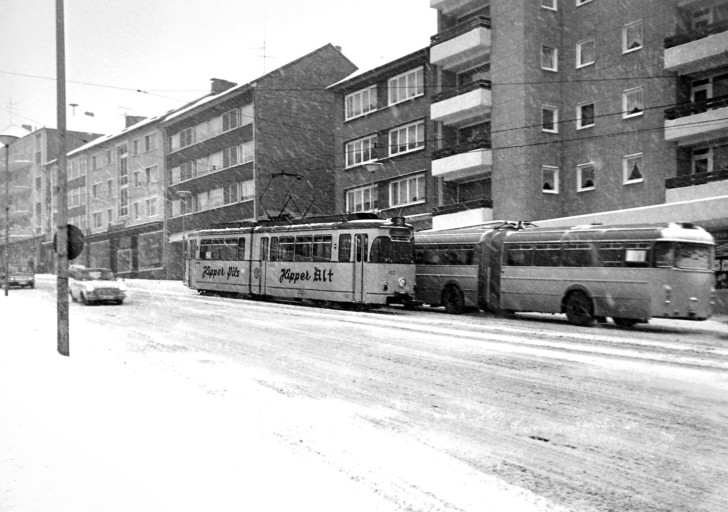 Tw 102 Linie 3 und Bus Bismarckstr. Remscheid, 30.12.1968