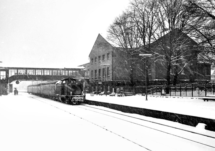 V100 im Schneegestöber in Remscheid Hbf, 30.12.1968