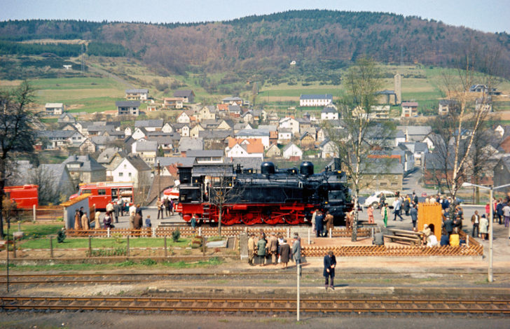 Einweihung 94 1538 als Lokdenkmal in Gönnern, 30.04.1972