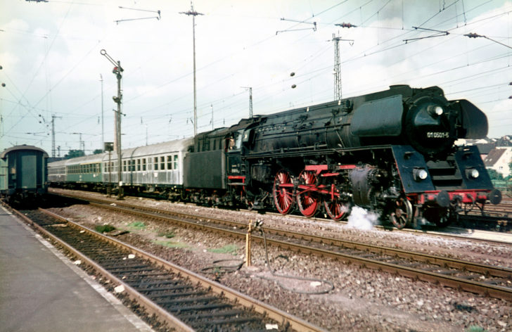 01 0501-5 mit D199 Ausfahrt aus Bebra, 11.09.1972