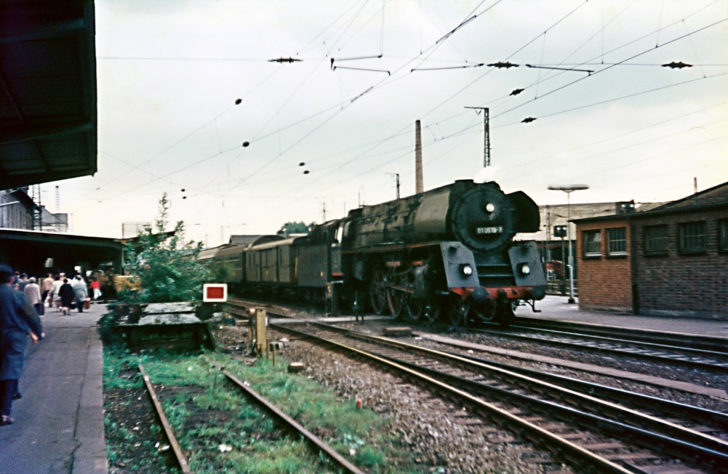 01 0519-7 vor D1097 Richtung Dresden, 11.09.1972