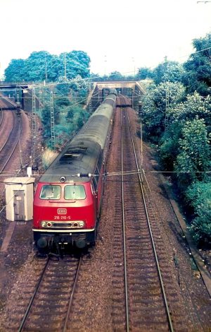 D644 mit 218 210-5 vor Hohensyburg, 07.1973
