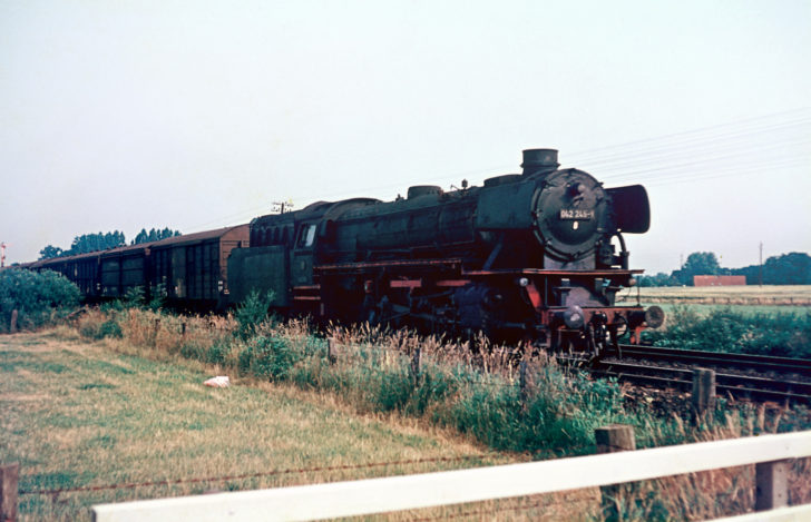 042 245-1 mit Güterzug in Salzbergen, 07.1973