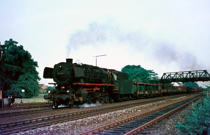043 381-3 mit Güterzüg in Salzbergen, 07.1973