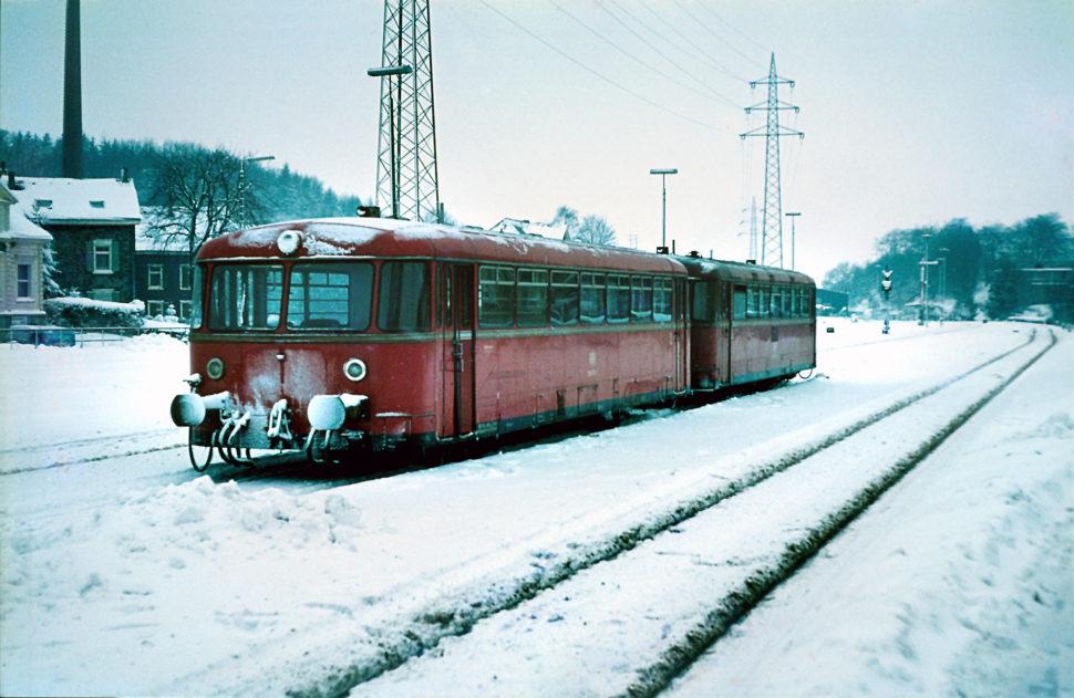 Bf. Remscheid-Lennep im Winter mit Schienenbus, 12.1978