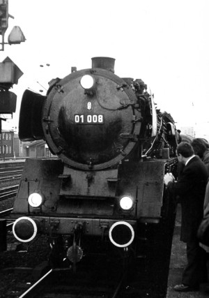 01 008 in Dortmund Hbf, 09.12.1973