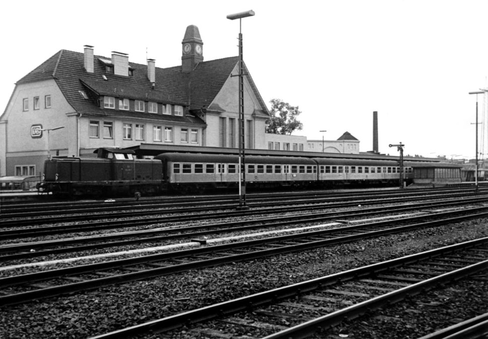 Bahnhofsgebäude Remscheid-Lennep mit N2566, 05.09.1970