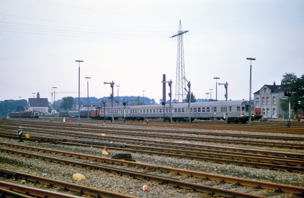 Regionalzug verlässt Bf. Remscheid-Lennep, So 1978