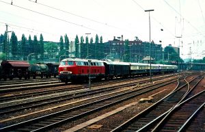 216 003-4 mit Rheingold in Oberbarmen, 09.06.1979