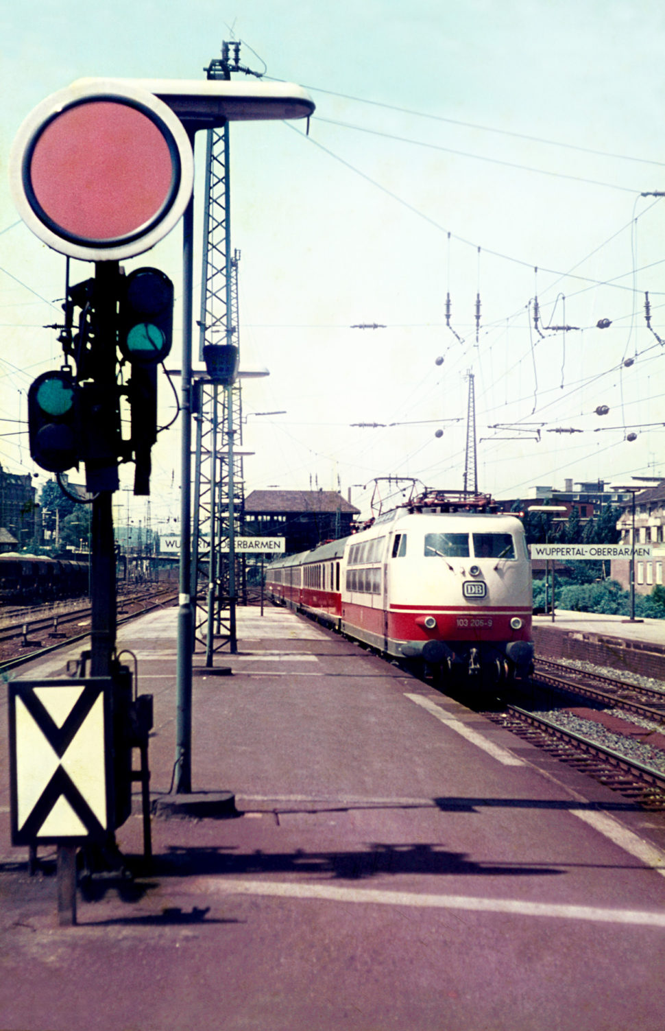 103 205-9 vor Dompfeil IC147 Wuppertal-Oberbarmen, 07.1973