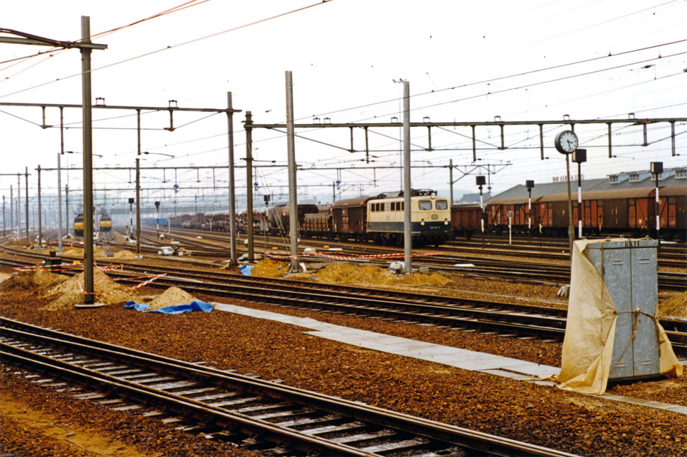 140 344-3-2 abgebügelt im Bahnhof Venlo, 12.03.1988