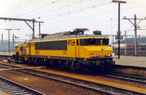Venlo Lok 253 zieht NS 1652 aus Bahnhof, 12.03.1988