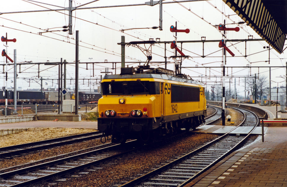 NS 1642 rangiert in Venlo, 12.03.1988
