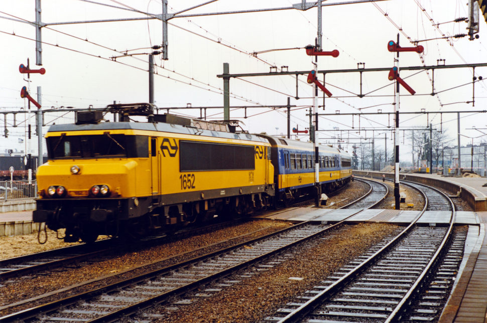 Venlo Lok NS 1652 vor D-Zug Den Haag - Köln, 12.03.1988
