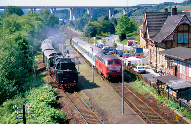 62 015 & 215 128-0 im Haltepunkt Heimersheim, 28.09.1996