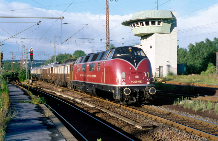 V200 033 mit Orient-Express in Wuppertal-Vohwinkel, 27.06.1997