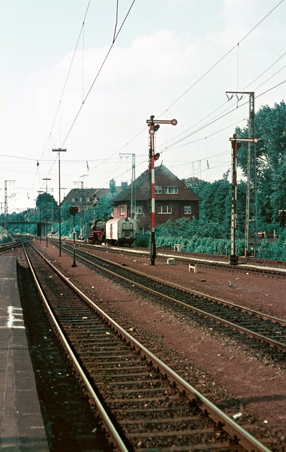 41er mit Güterwaggon in Rheine, 07.1973