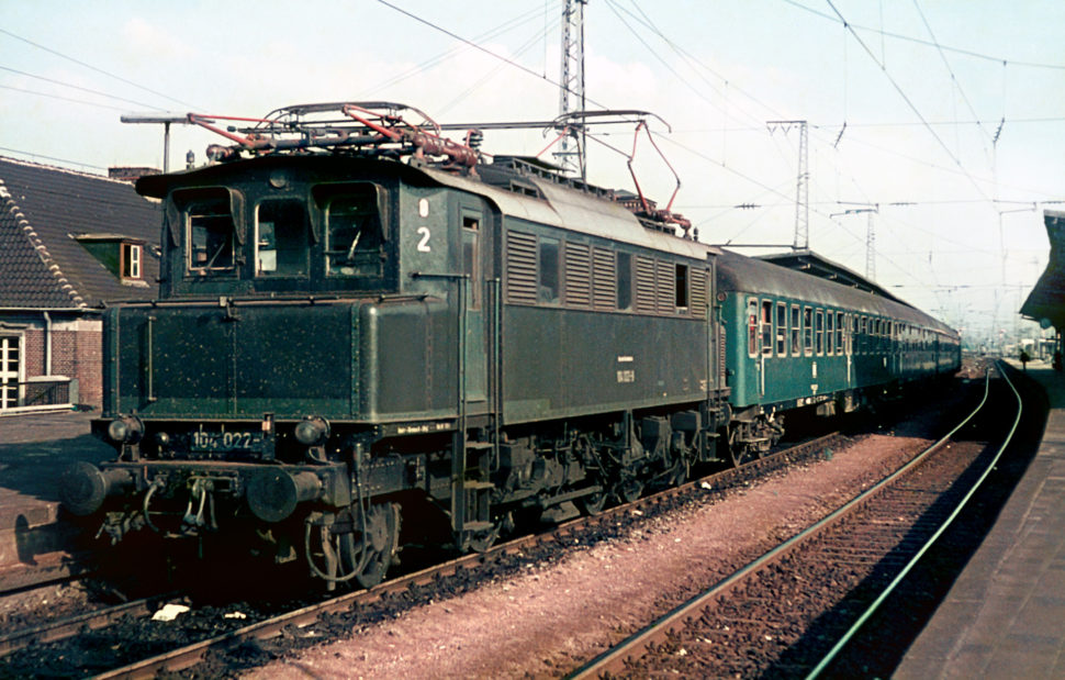 Rheine 104 022-9 vor E1809, 07.1973