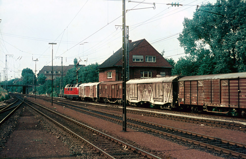V200 vor Güterzug in Rheine, 07.1973