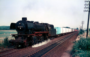 042 241-0 mit Containerzug in Salzbergen, 07.1973