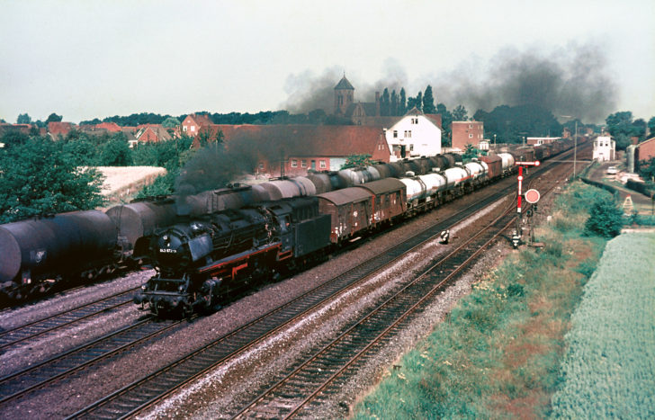 043 672-5 mit Güterzug durch Salzbergen, 07.1973