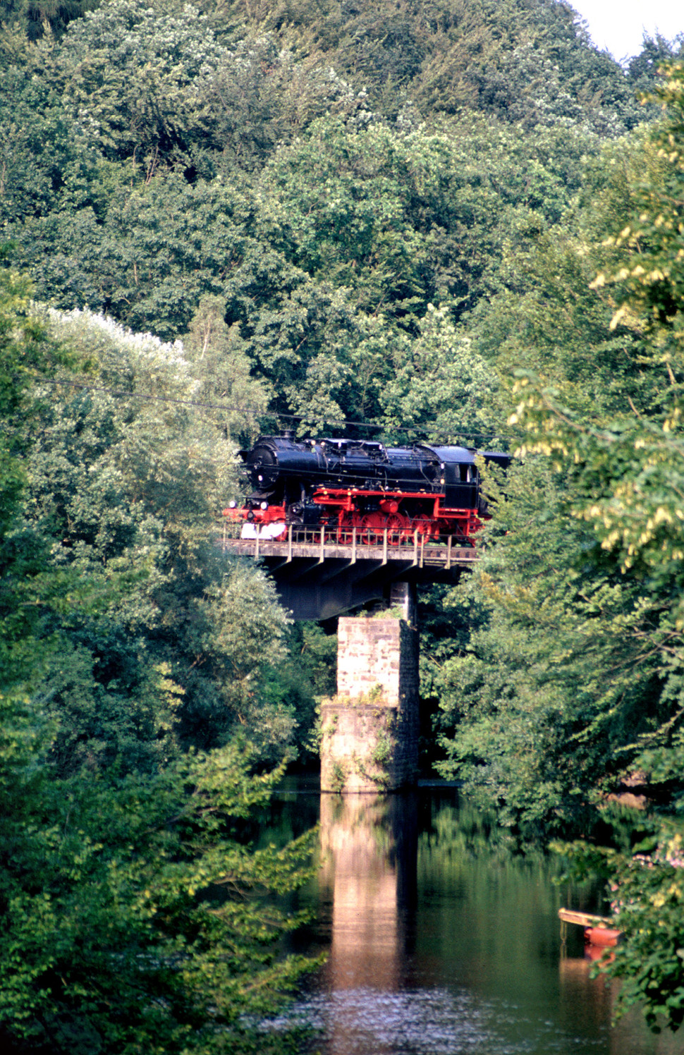Bild von Dampflok 52 8086 auf der Brücke Vogelsmühle Radevormwald-Dahlerau am 10.09.1994