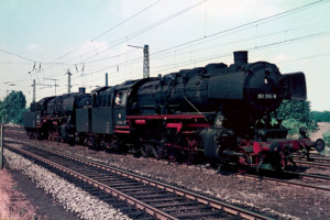 051 255-8 zieht ausgemusterte 051 520-5 in Gelsenkirchen-Bismark, 1973