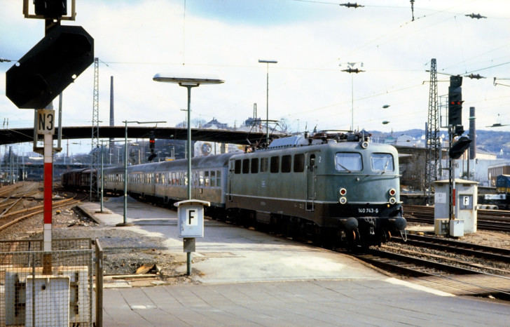 140 743-6 Personenzug mit Stückgut, 1978