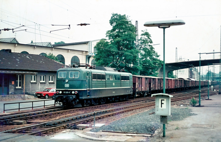 151 001-5 mit Güterzug durch Wuppertal-Oberbarmen, 1978