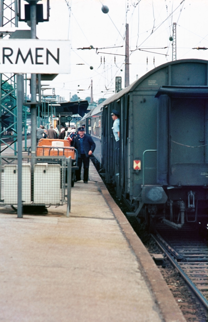 Gepäckverladung Gleis 4 Wuppertal-Oberbarmen, 1976